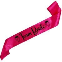 Team Bride z diamentem - różowa szarfa z czarnym nadrukiem