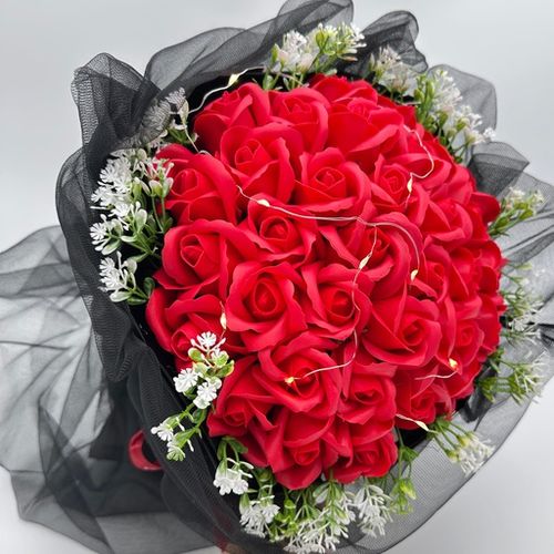 Bukiet czerwonych róż z płatków mydlanych z led czarny tiulem na prezent na Arena.pl