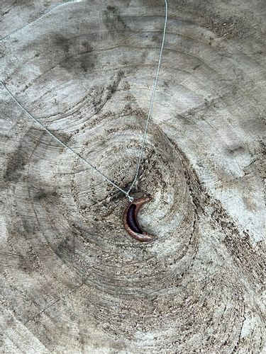 Naszyjnik ręcznie robiony z żywicy epoksydowej i drewna Czerwony Księżyc na Arena.pl