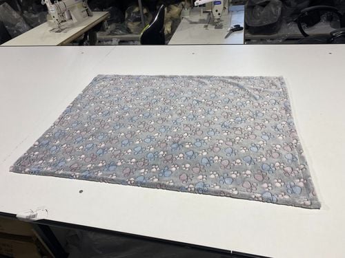 koc polarowy 100x70 cm łapy ciemne na Arena.pl