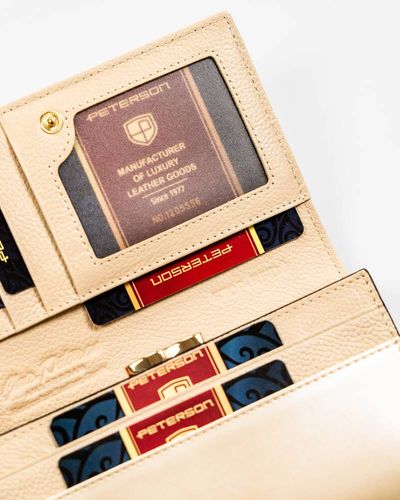 klasyczny, elegancki portfel damski w beżowym kolorze mieszczący dowód na Arena.pl