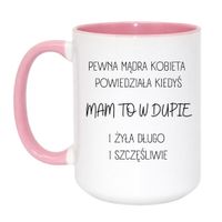 PEWNA MĄDRA KOBIETA POWIEDZIAŁA KIEDYŚ MAM TO W DUPIE I ŻYŁA DŁUGO I SZCZĘŚLIWIE Wzór - Duży Biało-Różowy 450 ml