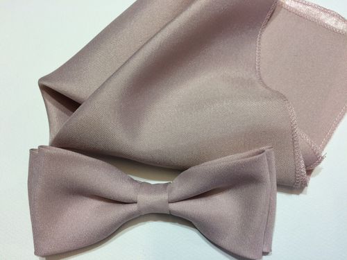 PUDROWY RÓŻ MUCHA Z POSZETKĄ DO UŁOŻENIA na Arena.pl