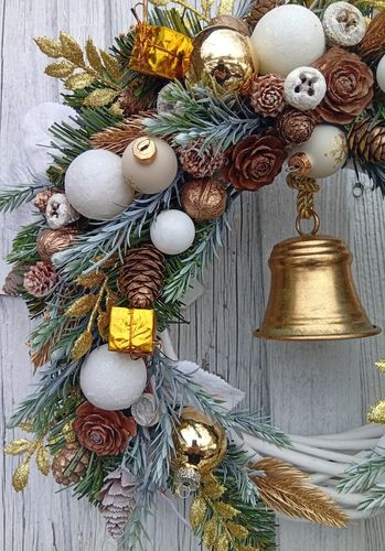 Elegancki wianek świąteczny 45 cm ze złotym dzwonkiem i ozdobami na Arena.pl