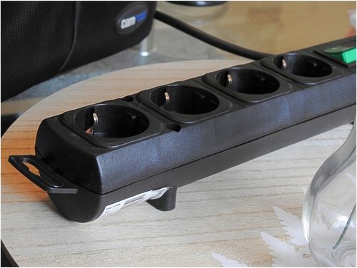 Przedłużacz 4 Gniazda Listwa z PŁASKĄ Wtyczką Do Ciasnych Miejsc Kabel 2m na Arena.pl