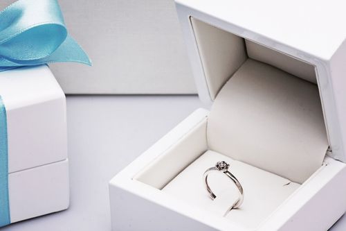 Złoty pierścionek PBD3748W - Diament na Arena.pl