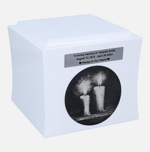 Drewniana urna z wygrawerowanymi świecami Biały/Wzór1/Plakietka na Arena.pl