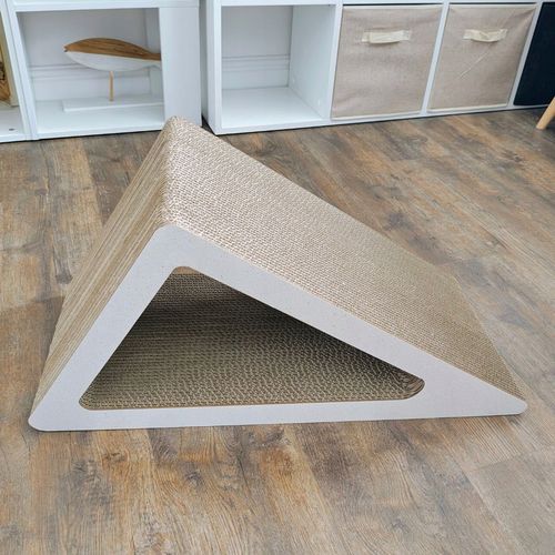 Drapa dla kota TRÓJKĄT XL piłka | biały | 69 x 60 x 38 x 30 cm | Mruu&Pruu na Arena.pl