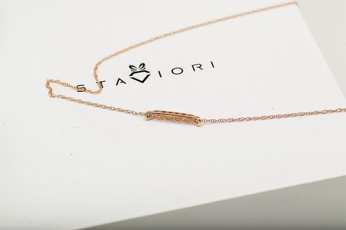 naszyjnik celebrytka w różowym złocie z brylantami na Arena.pl