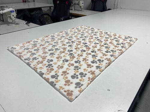 koc polarowy 70x50 cm łapy jasne na Arena.pl