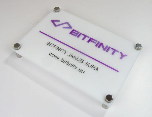 tabliczka szyld z plexi firmowa informacyjna z nadrukiem UV format A4 na Arena.pl