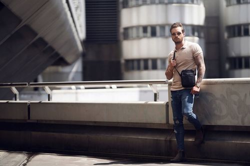 Saszetka męska na ramię mała torba sportowa do pracy czarna lekka na Arena.pl