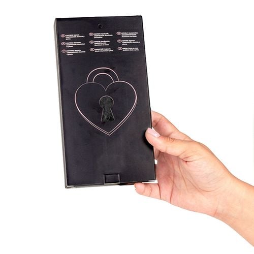 kajdanki na ręce z czarnym futerkiem i łańcuszkiem. krępowanie ruchów. na Arena.pl