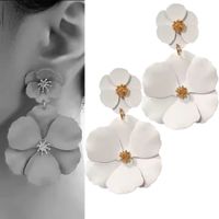 ZŁOTE białe kolczyki płatki kwiatów matowe trend lekkie widoczne damskie