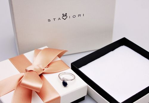 srebrny pierścionek z szafirem i cyrkonią - rozmiar 13 na Arena.pl