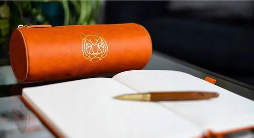 Piórnik Tuba w Ozdobnym Pudełku Eko Skóra Tygrys na Arena.pl