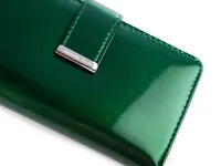 portfel damski lakierowany w metaliczne linie zielony