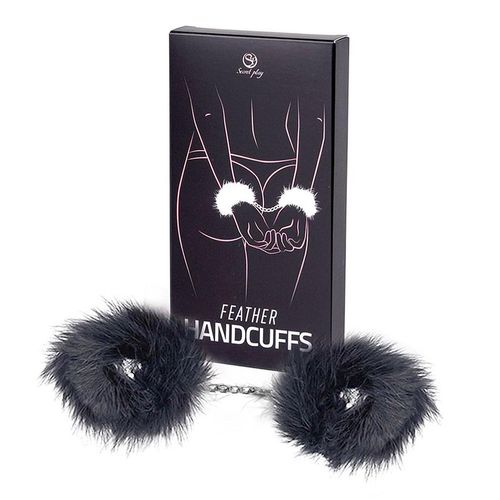 kajdanki na ręce z czarnym futerkiem i łańcuszkiem. krępowanie ruchów. na Arena.pl