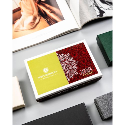 mały portfel damski ze skóry naturalnej w czerwonym kolorze z tłoczonym na Arena.pl