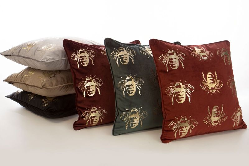 Poszewka dekoracyjna BLINK-15N 45x45 czerwona w złote trzmiele zdjęcie 3