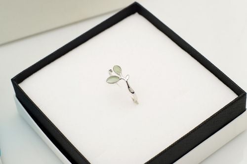 pierścionek srebrny z motywem liścia na Arena.pl