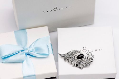 srebrna broszka pióro z onyksem i markazytami na Arena.pl