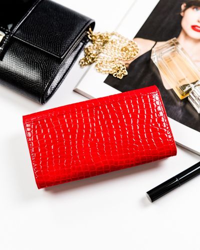 lakierowany portfel z elegancki wzorem croco - peterson na Arena.pl