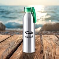 Srebrny bidon 650 ml z Twoim nadrukiem z zieloną nakrętką