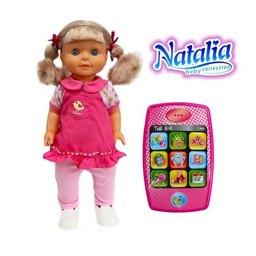 Natalia Lalka chodząca ze smartfonem na Arena.pl