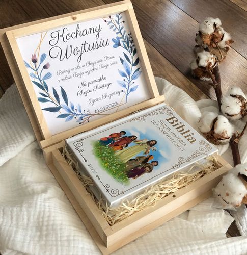 Prezent na chrzest w drewnianym pudełku Biblia na Arena.pl