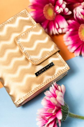 skórzany portfel damski na zatrzask i bigiel ze wzorem w fale - lorenti na Arena.pl