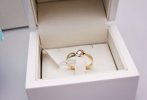 pierścionek zaręczynowy z dwukolorowego złota z brylantem 0,15ct na Arena.pl