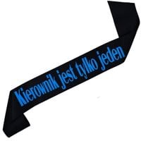 Kierownik  jest tylko jeden - czarna szarfa z niebieskim nadrukiem