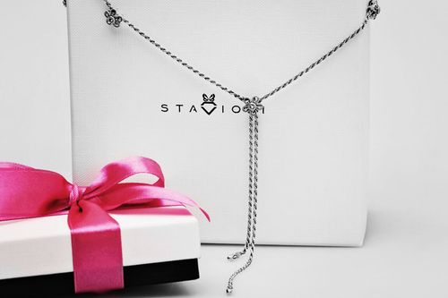 srebrny naszyjnik z kwiatkami i markazytami na Arena.pl