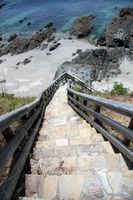 FOTOTAPETA WIDOK SCHODY MORZE OCEAN SKAŁY 360x240