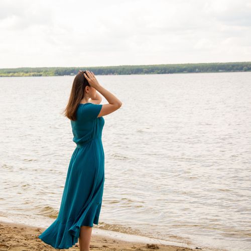 Niebieska bawełniana kopertowa sukienka midi Boho na Arena.pl