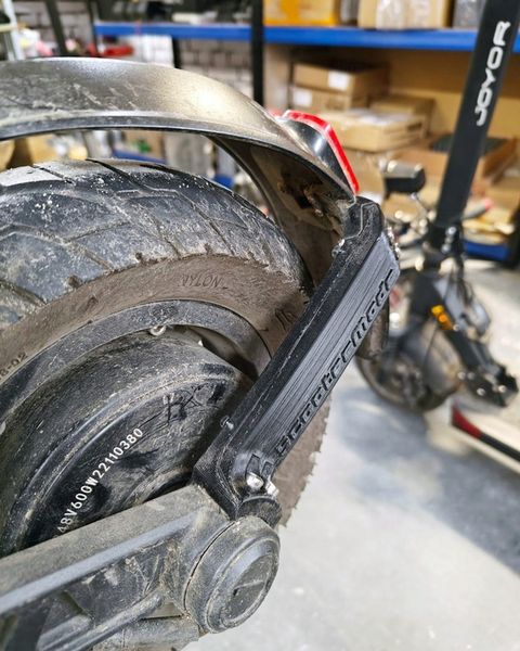 Wspornik błotnika Motus PRO 10 2022 WYTRZYMAŁY zdjęcie 4