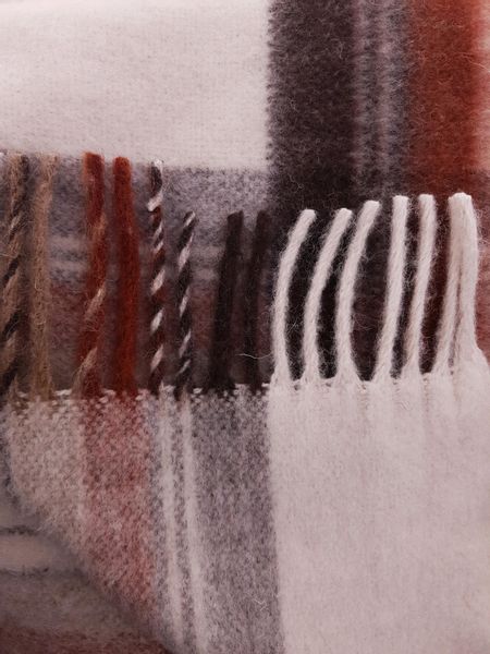 Koc wełniany z frędzlami 100% WEŁNA mała krata brązowa zdjęcie 3