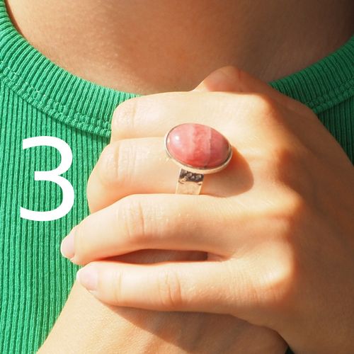Pierścionek regulowany z owalnym Rodochrozytem w srebrze młotkowanym 3 na Arena.pl