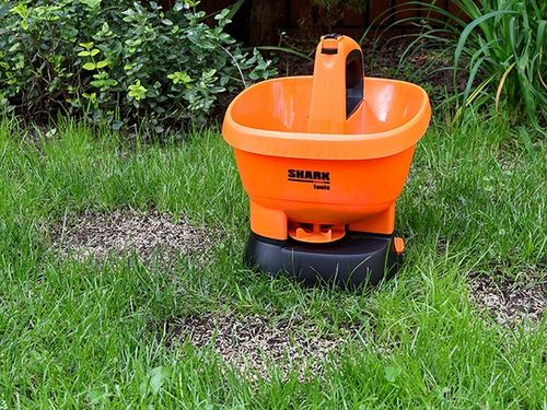 SIEWNIK akumulatorowy na baterie DO NAWOZU SOLI TRAWY 2,7L automatyczny na Arena.pl