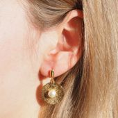 Kolczyki z białymi Perłami w młotkowanym srebrze złoconym