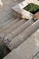 Trawertyn na schodach płytki schodowe 100x30 struktura kamienia