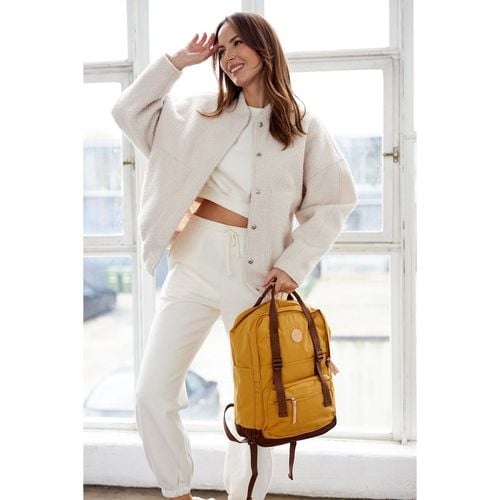 plecak miejski w żółto-brązowym kolorze z przegrodą na laptopa zamykany na Arena.pl