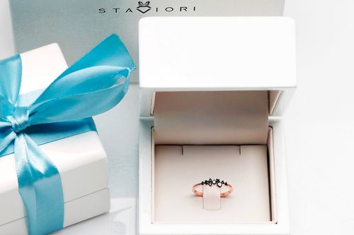 staviori | pierścionek z czarnymi diamentami w różowym złocie na Arena.pl