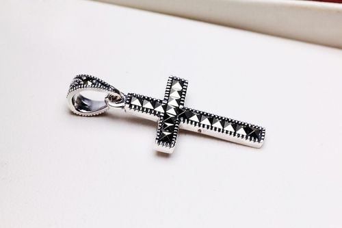 srebrny krzyżyk z markazytami na Arena.pl