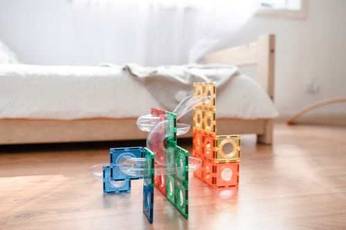 Connetix: klocki magnetyczne tor kulkowy kulodrom Ball Runn 92 elementy na Arena.pl