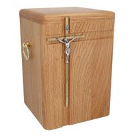 Piękna urna z litego drewna z krzyżem i uchwytami