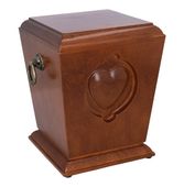 Drewniana urna na prochy z sercem