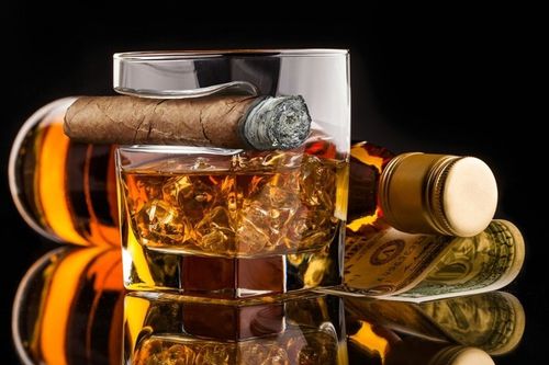 Szklanka do whisky i cygaro na Arena.pl