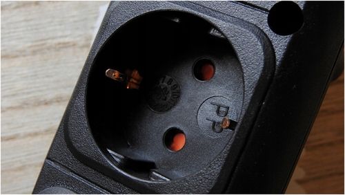 Przedłużacz 4 Gniazda Listwa z PŁASKĄ Wtyczką Do Ciasnych Miejsc Kabel 2m na Arena.pl